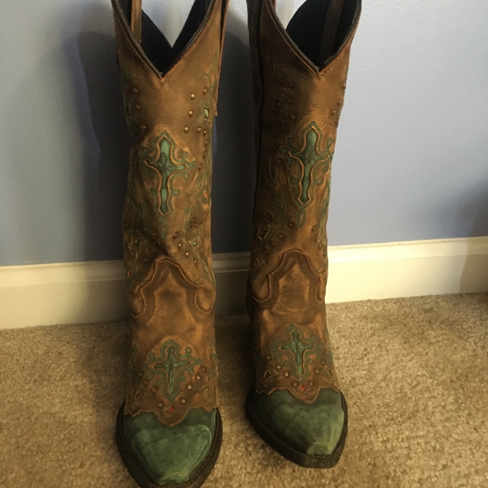 Laredo cowgirl boots! Size 9 pointed snip toe!